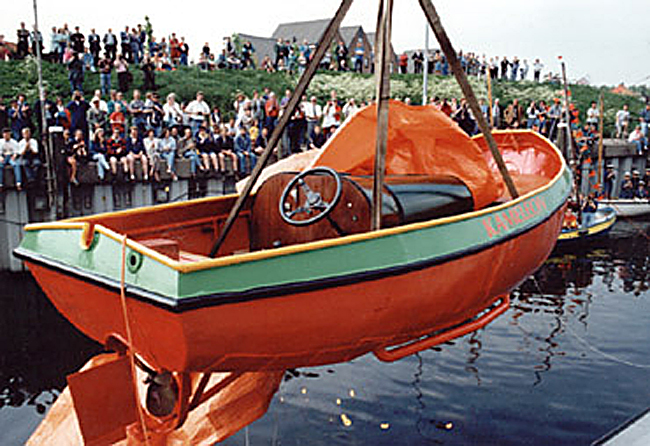 De Kameleon wordt te water gelaten in de haven van Tholen.